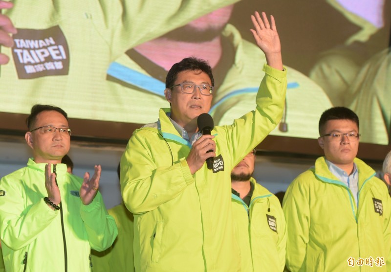 競選台北市長失利的民進黨候選人姚文智，24日晚間承認敗選，跟選民揮手道再見。（資料照）