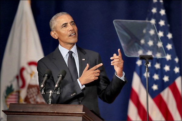 世界各國的政治人物對時尚表達出的關心程度不一，有些世界領袖偏好造價昂貴的手工訂製西服，歐巴馬和川普儘管政治立場歧異，但他們都穿同一個牌子的義大利手工西服。（AFP）