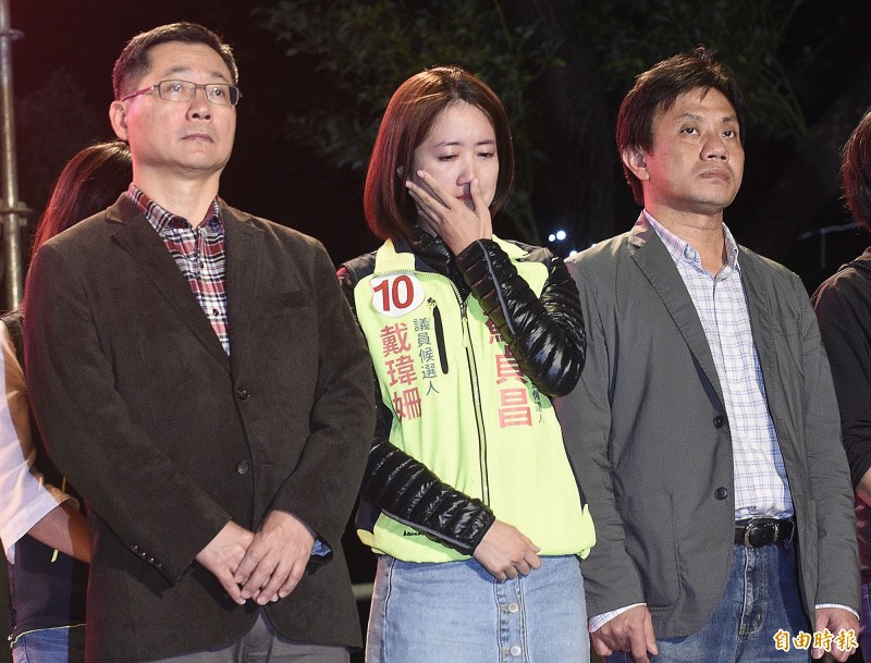 民進黨新當選新北市議員的戴瑋姍（中），只不過繼續延用「韓導」稱呼韓國瑜，就被韓粉灌爆臉書，逼她道歉，否則威脅要罷免。（資料照，記者陳志曲攝）