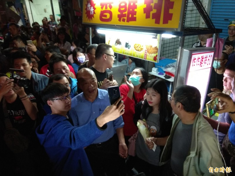 民進黨蔡英文政府「改革一牧場，選票一雞排」，牧場養了雞鴨豬牛羊...一大堆，卻大都沒做好、或做了讓人民無感、或先拉屎讓人反感，選舉結果顯示，吸引選票力竟還不敵「一塊雞排」。（資料照，記者洪定宏攝）