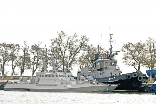俄羅斯和烏克蘭日前在克里米亞半島外海爆發武裝衝突，三艘烏國海軍船
隻及船上官兵遭俄方扣押。圖為被俄方帶往克赤海峽沿岸一處港口的烏軍船隻。（美聯社檔案照）