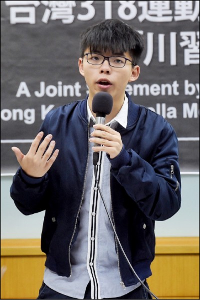 黃之鋒參與香港的民主運動,迭受當局打壓,這位在香港「享受」中國恩賜「一國兩制」的年輕人,愈挫愈勇;他提醒台灣人,別奢望和獨裁者協商,那是過度樂觀的想法。(資料照) 黃之鋒參與香港的民主運動,迭受當局打壓,這位在香港「享受」中國恩賜「一國兩制」的年輕人,愈挫愈勇;他提醒台灣人,別奢望和獨裁者協商,那是過度樂觀的想法。(資料照)
