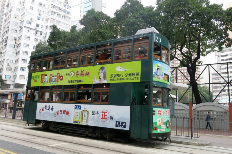 香港歷史悠久的軌道電車「叮噹車」，仍是當地特色，但在交通越來越擁擠的今日，面臨退休的壓力。 （圖：作者提供）