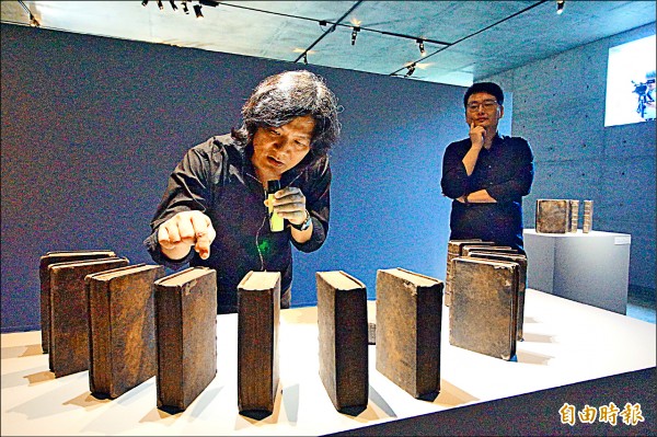 楊北辰還複刻1701年的古書，藉由精雕斷掉的書線，抓住歷史留在這12本書上的餘溫。（記者何宗翰攝）