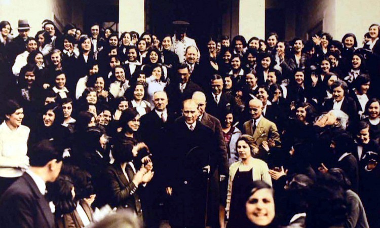 不少庫德族人將自主的希望寄託在凱末爾身上，因為落在英國的管轄之下，也不見得能完全自主。在庫德族內部分反英情緒下，凱末爾承諾給予庫德族自主的機會。（維基共享）