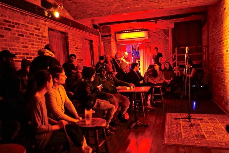 單口相聲表演者有本事靠著一張嘴和一支麥克風讓台下的觀眾們度過一個輕鬆詼諧的夜晚。（圖：作者提供）