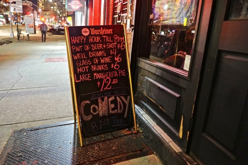 紐約市許多小酒館也會有單口相聲的脫口秀表演，消費不高，又富有娛樂效果。（圖：作者提供）