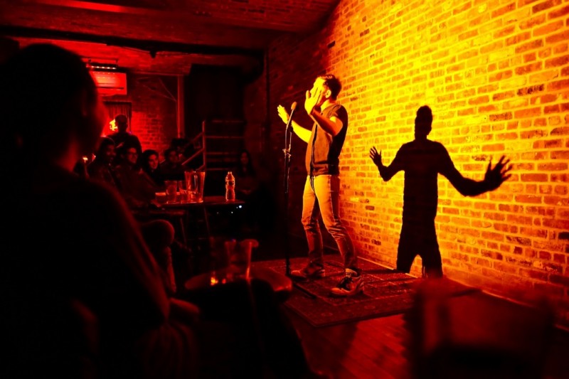 單口相聲表演者除了口條要好，臨場應變能力和豐富的肢體語言，也是決定表演者是否受歡迎的重要因素。（圖：作者提供）