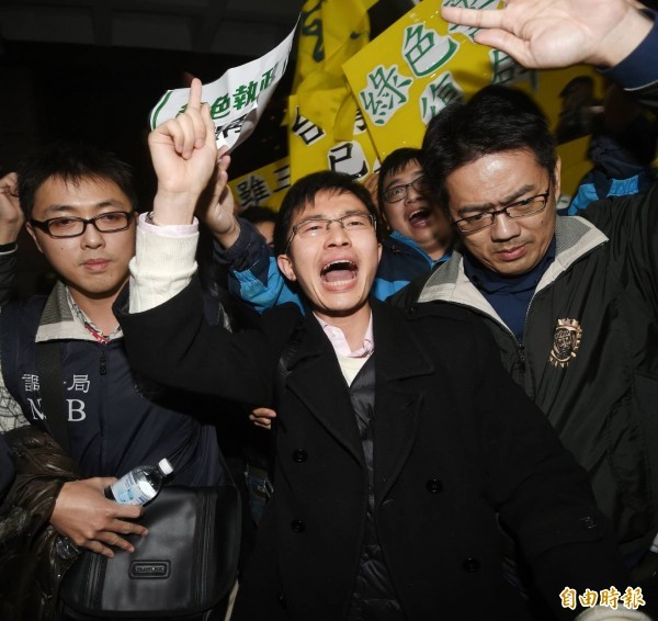 侯漢廷（中）涉及違反國安法遭限制出境，居然可以市議員身分自費隨柯P訪美出境。（本報資料照）