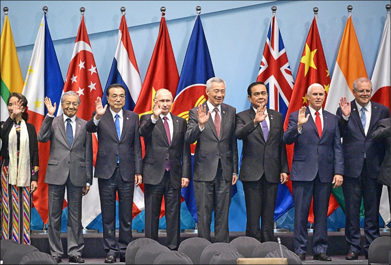 在二○一八年於新加坡舉行的東亞高峰會(East Asia Summit)中,幾乎所有與會的亞洲領導人都確認和重視東南亞的戰略地位,以及共同體計畫對於亞洲發展的未來意義。(歐新社檔案照) 在二○一八年於新加坡舉行的東亞高峰會(East Asia Summit)中,幾乎所有與會的亞洲領導人都確認和重視東南亞的戰略地位,以及共同體計畫對於亞洲發展的未來意義。(歐新社檔案照)