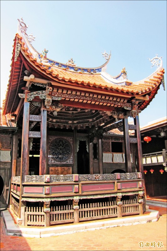霧峰林家富甲一方，家中就有戲台。現為是霧峰林家宮保第園區大花廳。（記者何宗翰攝）