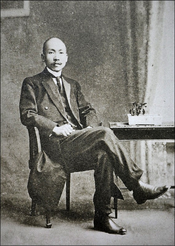 林獻堂認同漢文化，日治時期不穿和服、不講日語，但國民政府來台後為了躲避蔣氏操控，寄居日本度過晚年。（記者陳建志翻攝）