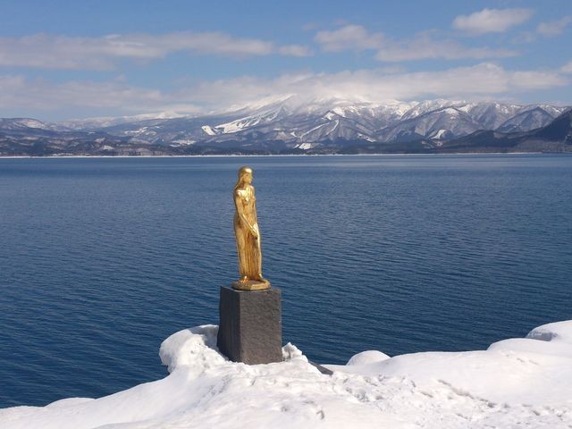 位於秋田縣仙北市，湖面標高海拔249公尺的田澤湖，雖然面積在日本湖泊中只能排上第19名，卻是日本最深的湖泊—最深處達到湖面下174.4公尺。（www.jalan.net/）