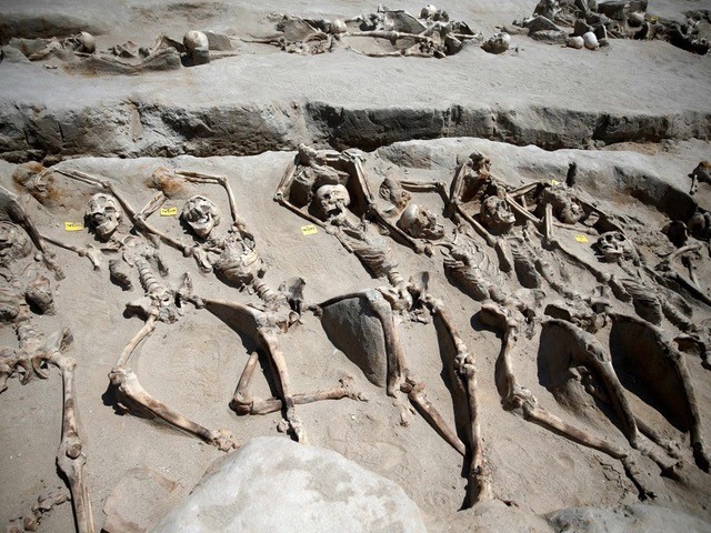 希隆暴動失敗後，起事者被綁住雙手、並遭到集體處決。（維基共享）