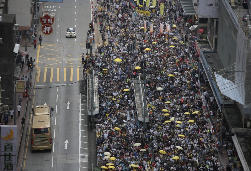 香港為了自身的權益抗議中國惡法，台灣人也要趁早看清中國的真面目。（美聯社）