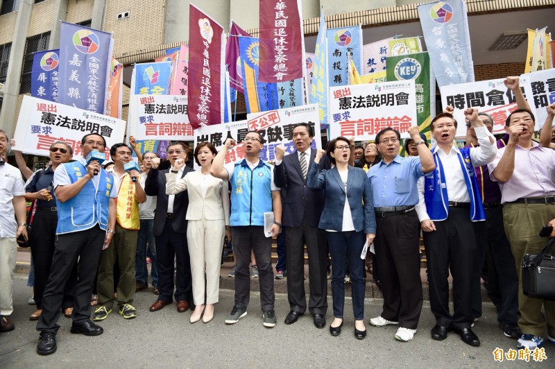 公教年改釋憲案說明會15日於憲法法庭舉行，多位國民黨立委及關心年改的民眾上午聚集在高院刑事庭大廈前抗議，強烈要求大法官召開言詞辯論庭。（資料照）