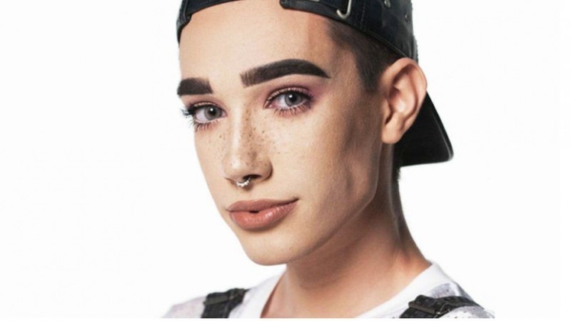 CoverGirl史上第一位男性代言人，來自紐約的當年只有17歲少年James Charles。不過他最近可是醜聞纏身。（圖：網路）