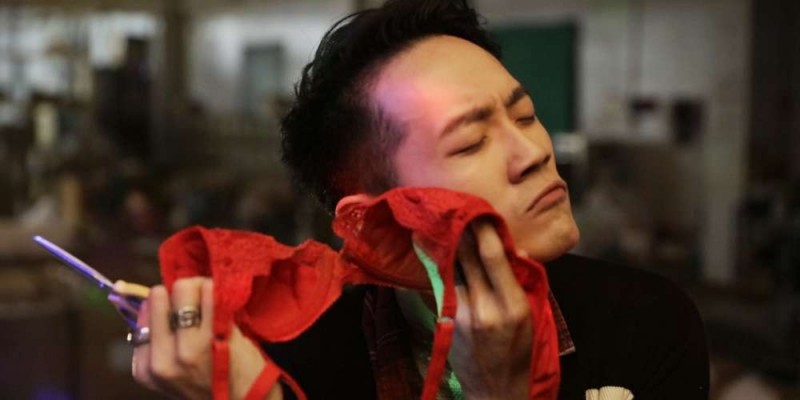 《Bra太子》講容易暈血的黑道太子不想接任家族討債事業卻一心想設計內衣。（丙午駒電影提供）