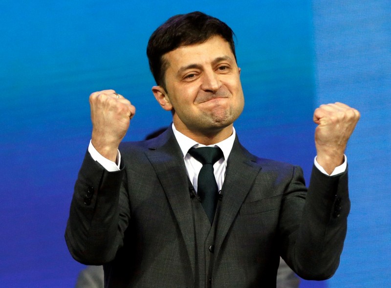 今年四月二十一日，烏克蘭喜劇演員澤倫斯基（Volodymyr Zelenskiy）假戲真做，從演總統到當選總統，以七十三％得票率，得票比例三比一的懸殊比數大勝現任總統波羅申科。（路透社）