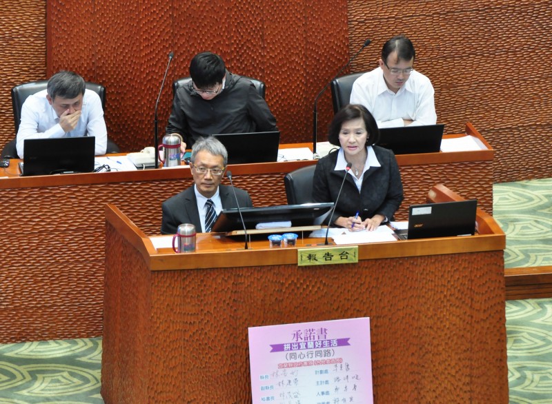 宜蘭縣長林姿妙（前右）議會備詢，議長竟同意在備詢台為秘書長林茂盛（前左）設座，為縣長護航，成為宜蘭甚至全國地方自治史上的創舉。（資料照）
