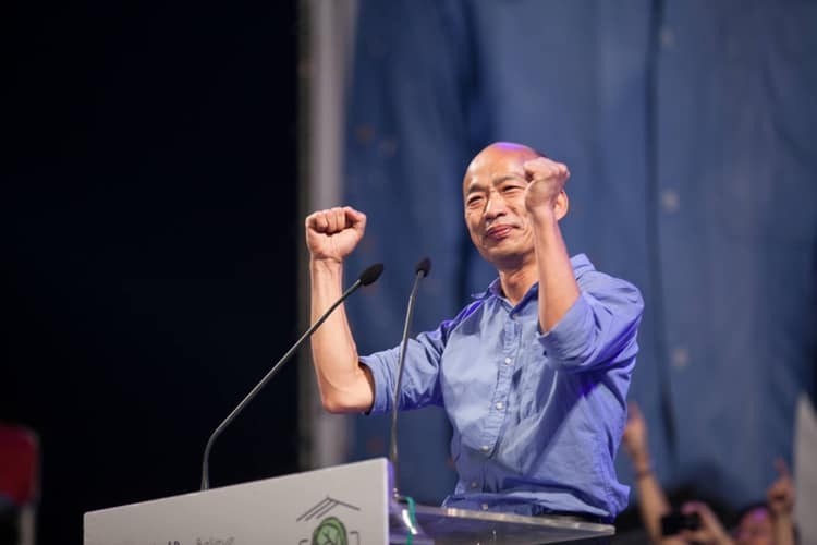 高雄市民相較於烏克蘭人民，顯得包容許多！韓國瑜市長上任近五個月，局處首長還沒補齊，他就想好了市長補選備胎人選；市議會質詢時顯現出來的草包形象，喊口號、說空話，還怪你我不會做夢，直銷話術達藍鑽級的seafood等級。（資料照）