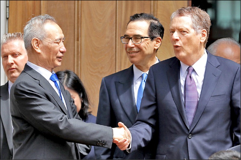 中國國務院副總理劉鶴（左）日前率團訪問華府，和美國貿易代表萊席爾（右）、財長努勤（中）等展開高層貿易談判。（法新社）