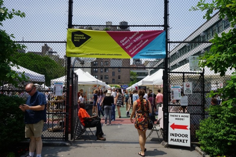位於曼哈頓上西城一所公立初中校園的Grand Bazaar NYC是紐約規模最大的跳蚤市場，主辦單位所有來自承租攤位的收入都用在當地社區中小學的教育用途上。（圖：作者提供）