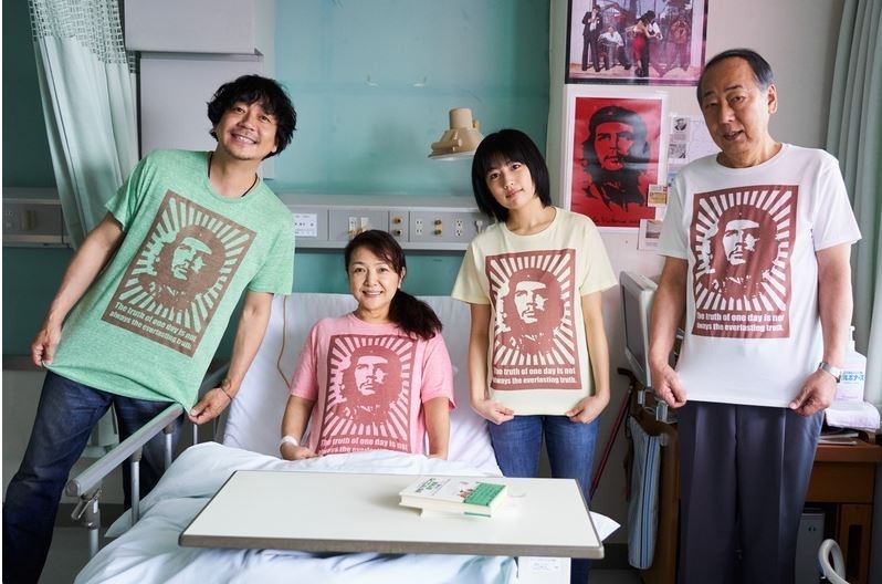 《鈴木家》一家人為幫助母親走出創傷，決定用謊言遮掩事實。（捷傑電影提供）