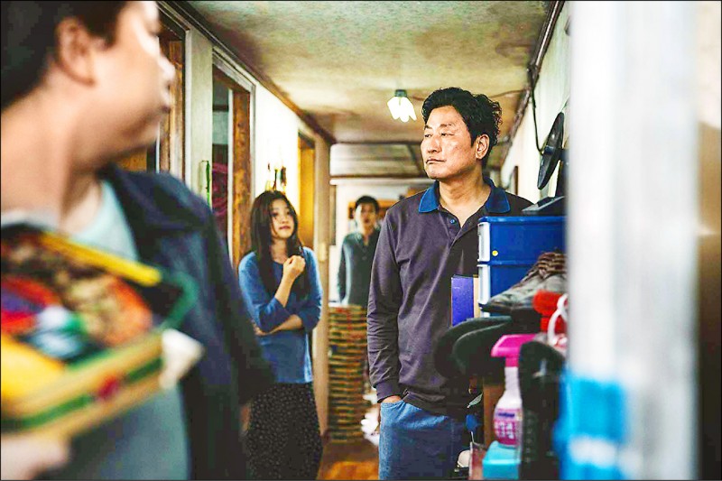 窮人家不只衣著隨便、頭髮不修邊幅，住家更是陰暗狹窄。（取自IMDb網站）