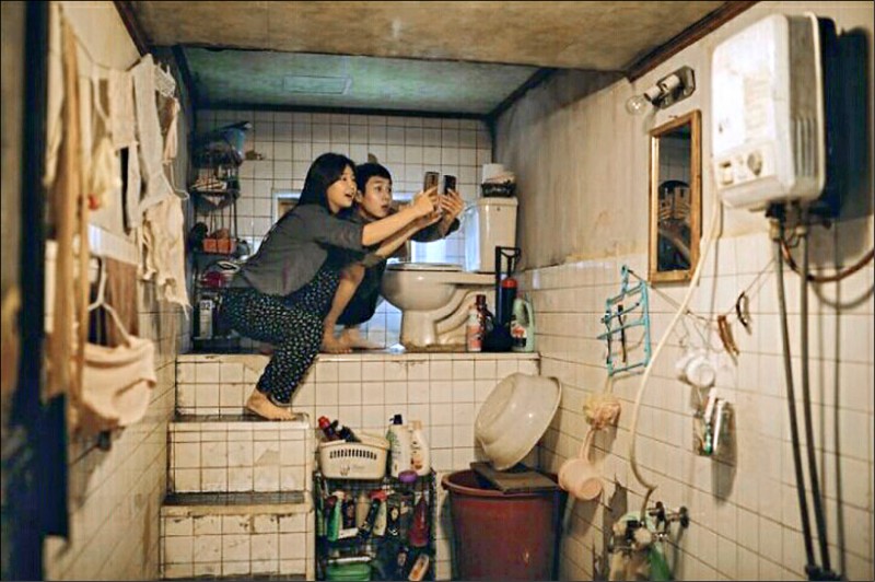 窮人家兩兄妹連網路都只能仰賴free wifi，為了抓訊號蹲屈在馬桶邊，笑料十足卻也不勝唏噓。（取自IMDb網站）