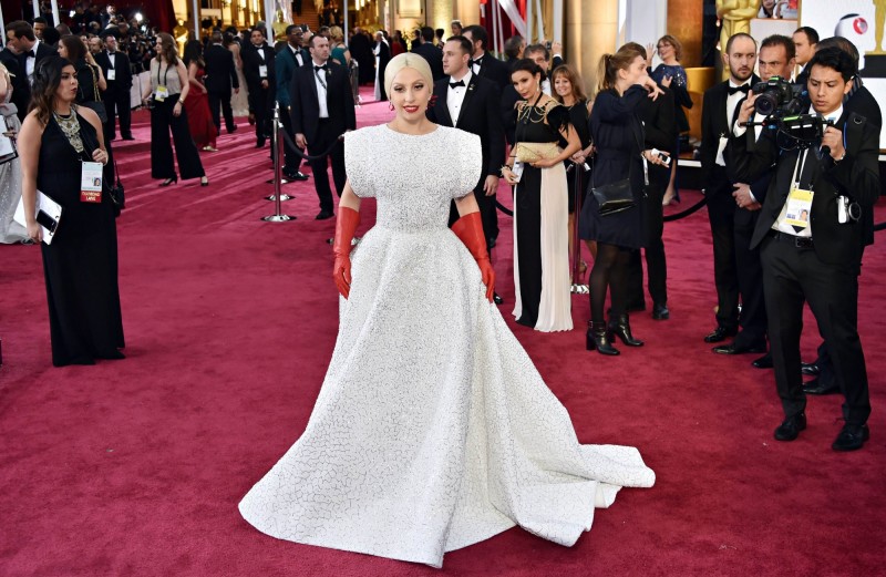 直到最近二十年，紅毯才成為一個全面性的產業，因為對明星來說，成功的時尚造型可以推進自己的地位，對品牌來說，這是絕佳的巨大曝光機會。（AFP）