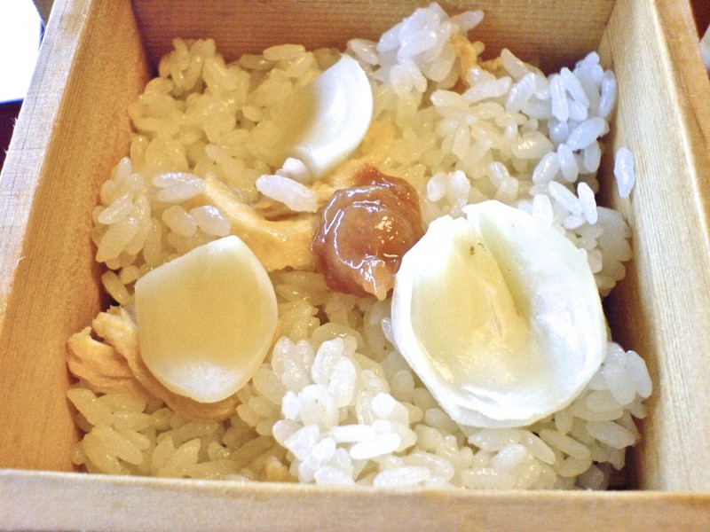芝豆腐屋以木器裝盛百合飯。（作者提供）