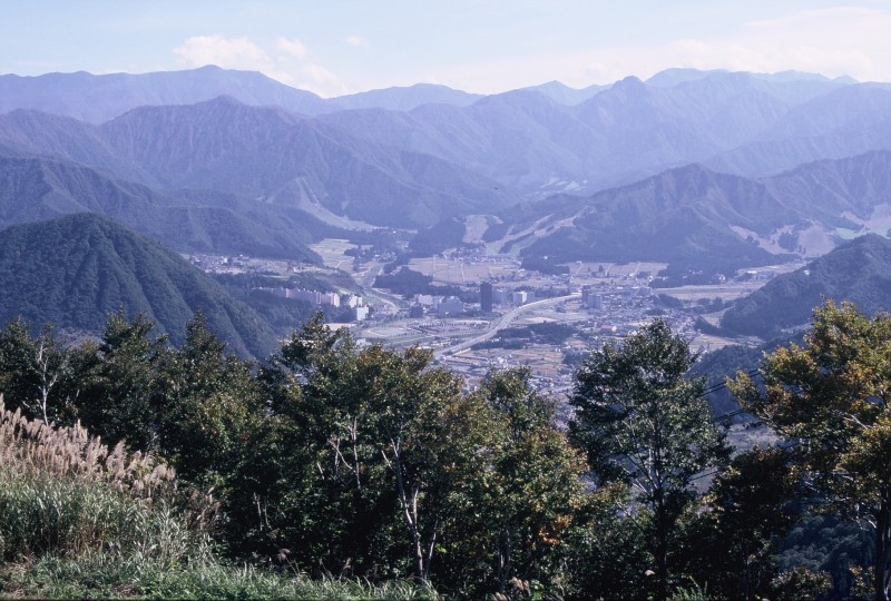 川端康成小說雪國的故事發生地，就在火車越過中央山脈隧道後，一片雪白的越後湯澤盆地就在眼前。（圖：作者提供）