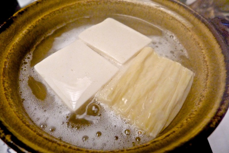 福井紅屋的早餐但腐湯與乾豆腐皮水煮湯，沾桔醬，在寒假，有顯示出厚沉沉的溫暖感。（作者提供）