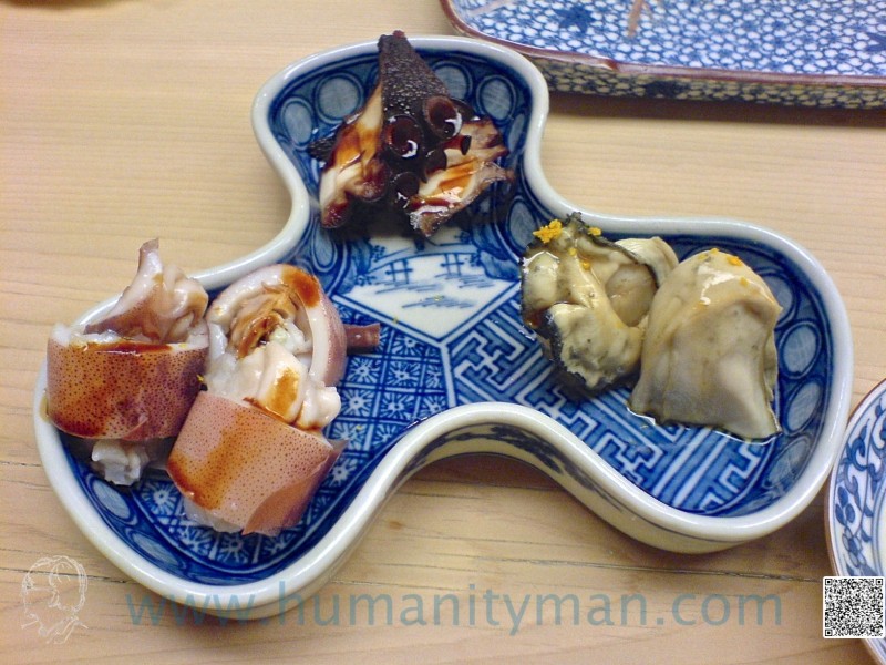 銀座青木的前菜，左為小管，右為牡蠣，上方深粽色的是章魚。（圖：作者提供）