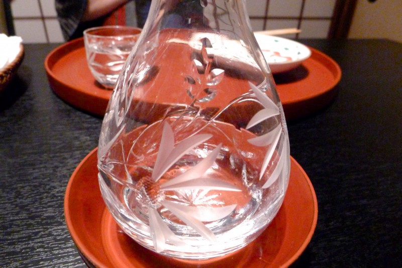 京都瓢亭的手工切割的玻璃酒器。（作者提供）