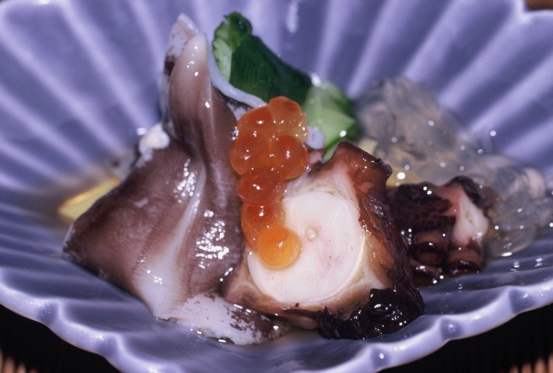 幾松晚餐北寄貝、章魚與鮭魚卵浮於瓷器果凍上，呈現夏日的清涼。（圖：作者提供）