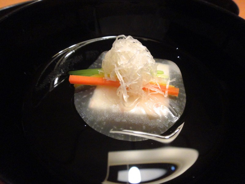 道後溫泉朦月夜的吸物，口鼻感受到無與倫比的鰹節香氣與旨味、透明薄片的白蘿蔔表達欲掩還羞的矜持。（作者提供）