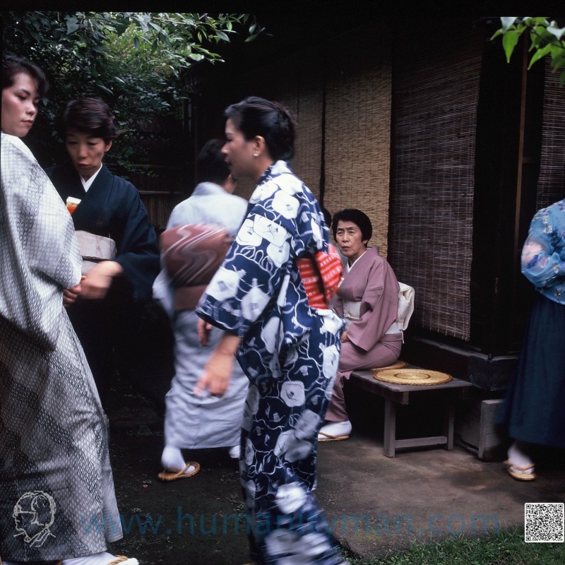 茶道裏千家井關老師家的客人盛裝赴宴。（圖：作者提供）