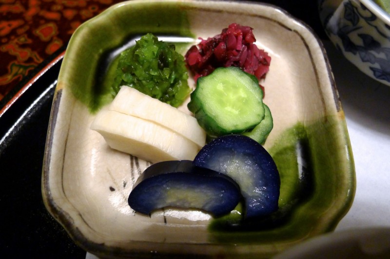 京都菊水旅館的漬物，小黃瓜，白蘿蔔，與茄子都利用氧化還原法保持顏色。（作者提供）