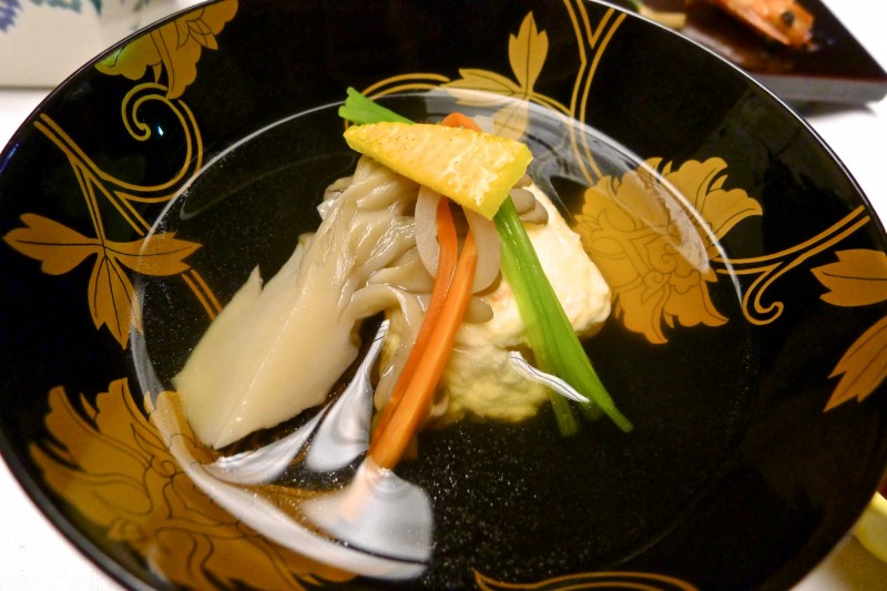 福井芦原溫泉紅屋的吸物下的漆器蒔繪。（作者提供）