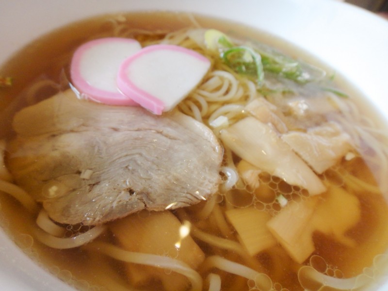 加賀溫泉驛前的美食街，烏龍麵也要配上兩片染紅色的蒲鉾。（圖：作者提供）