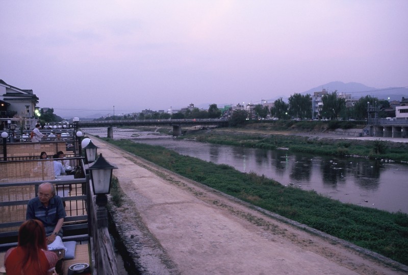 1997年九月了，幾松晚餐就在鴨川河床上。（圖：作者提供）