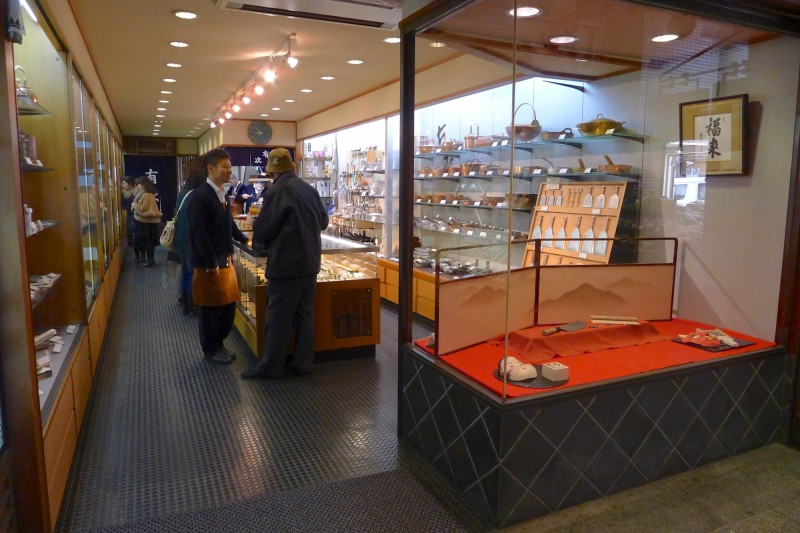 京都錦市場刀具專門店有次。（作者提供）