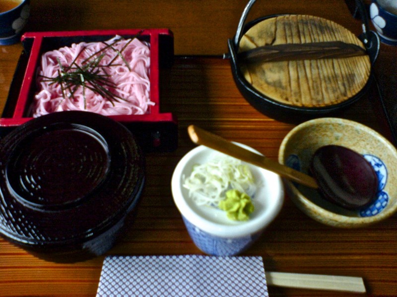 山形縣藏王山下的套餐，麥飯，菇筍湯，粉色壽麵的器皿。（作者提供）