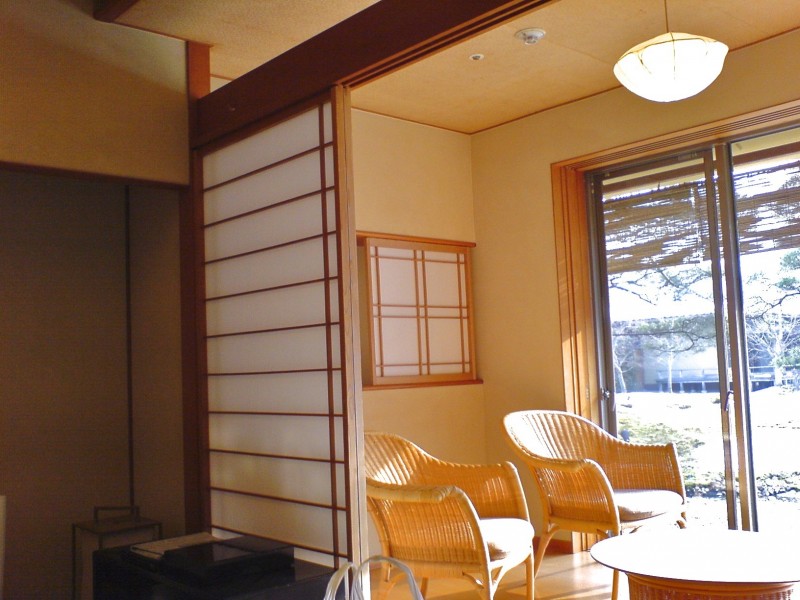 宮城縣邱寶溫泉茶寮宗園室內裝潢充滿侘寂。（圖：作者提供）