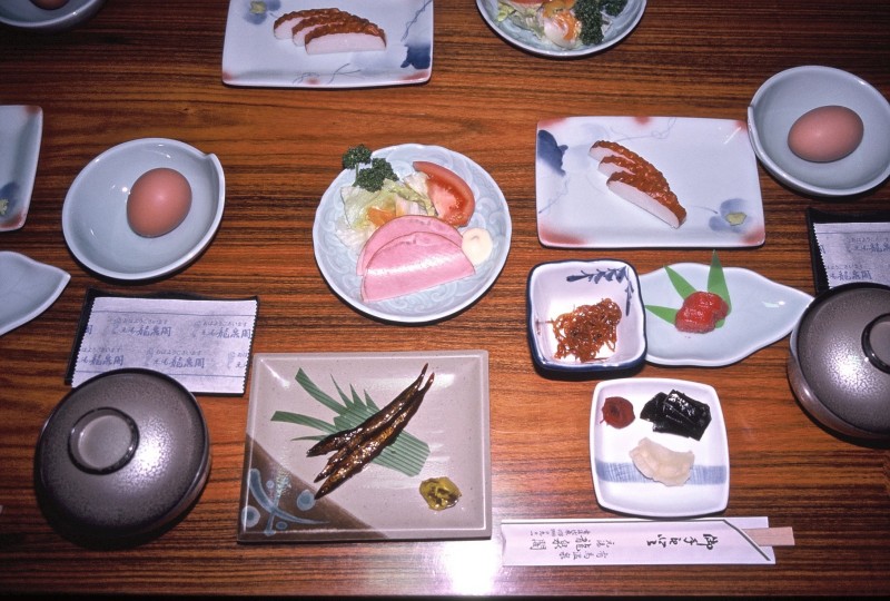 兵庫縣六甲山有馬溫泉平價旅館龍泉閣早餐有1400年前傳入的魚板，與宋代傳入的醬油佃煮，有大航海時代傳入的熟火腿，有繩文人的鹹魚。（圖：作者提供）