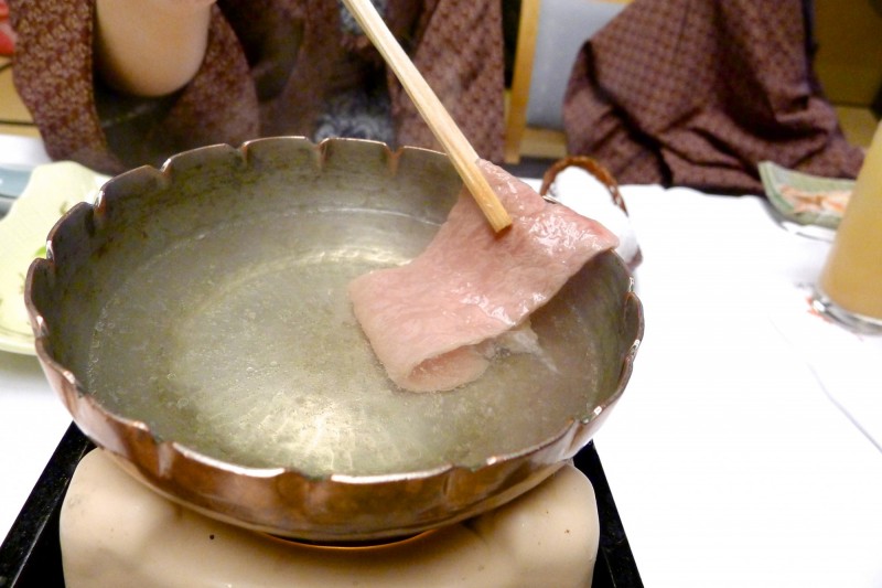 越前紅屋的銅製涮涮鍋。（作者提供）