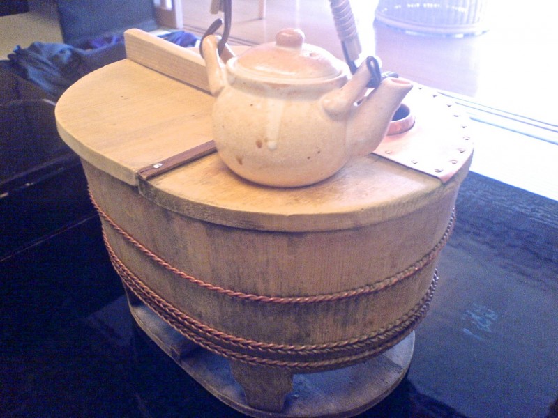 秋保溫泉茶寮宗園早餐給遊子湯豆腐，配上茶壺裡的酸橘醬油，一種自然健康樸實的感覺，傳承茶道的精神。（作者提供）