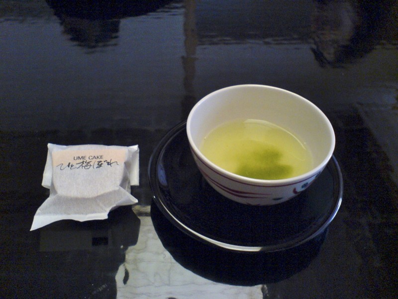 秋保溫泉茶寮宗園奉茶與點心梅餅。（圖：作者提供）